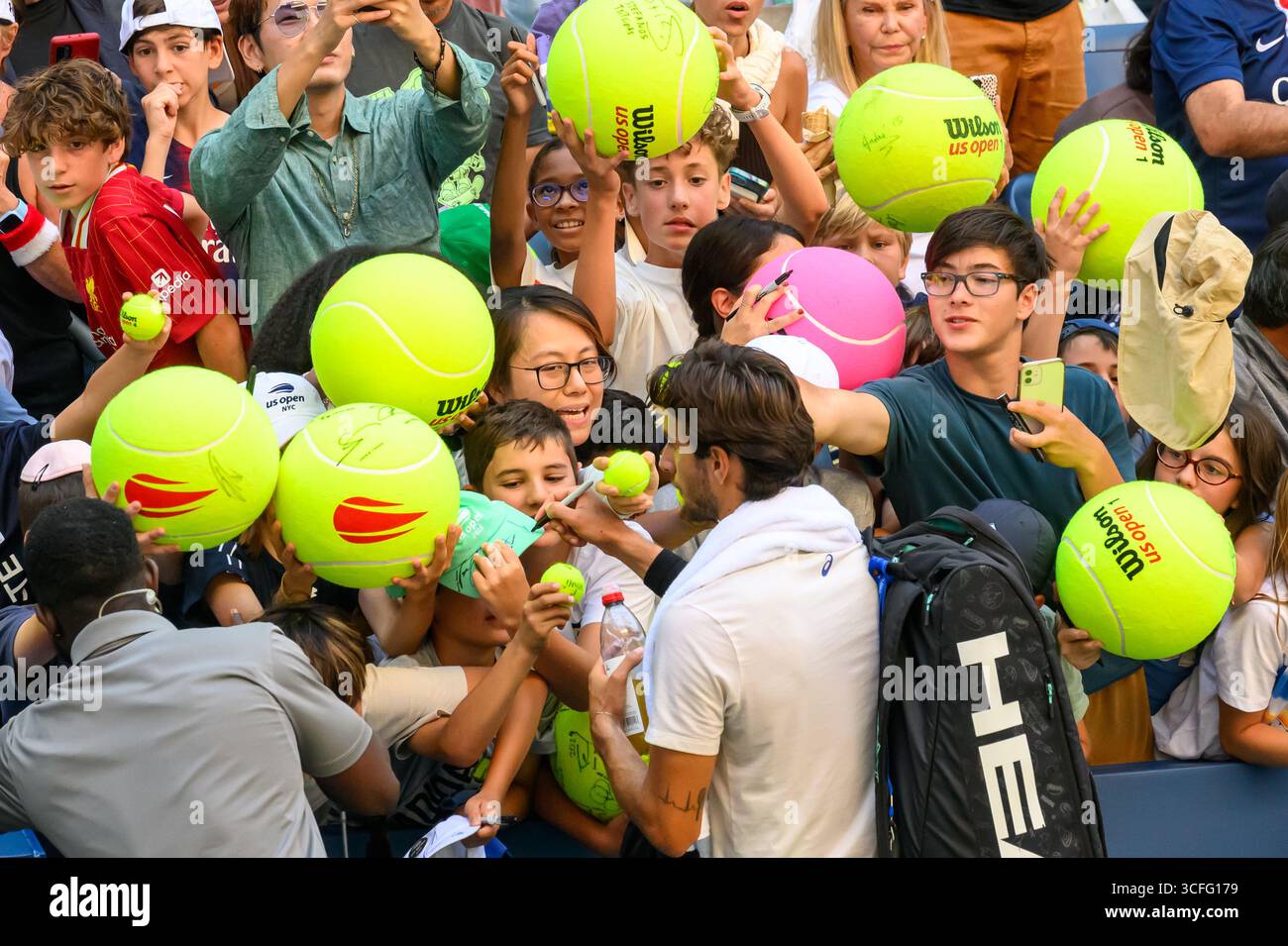 New York, USA. August 2025. Lorenzo Musetti aus Italien unterzeichnet Autogramme für Fans nach einem Übungsspiel vor den US Open Tennis. Quelle: Enrique Shore/Alamy Live News Stockfoto