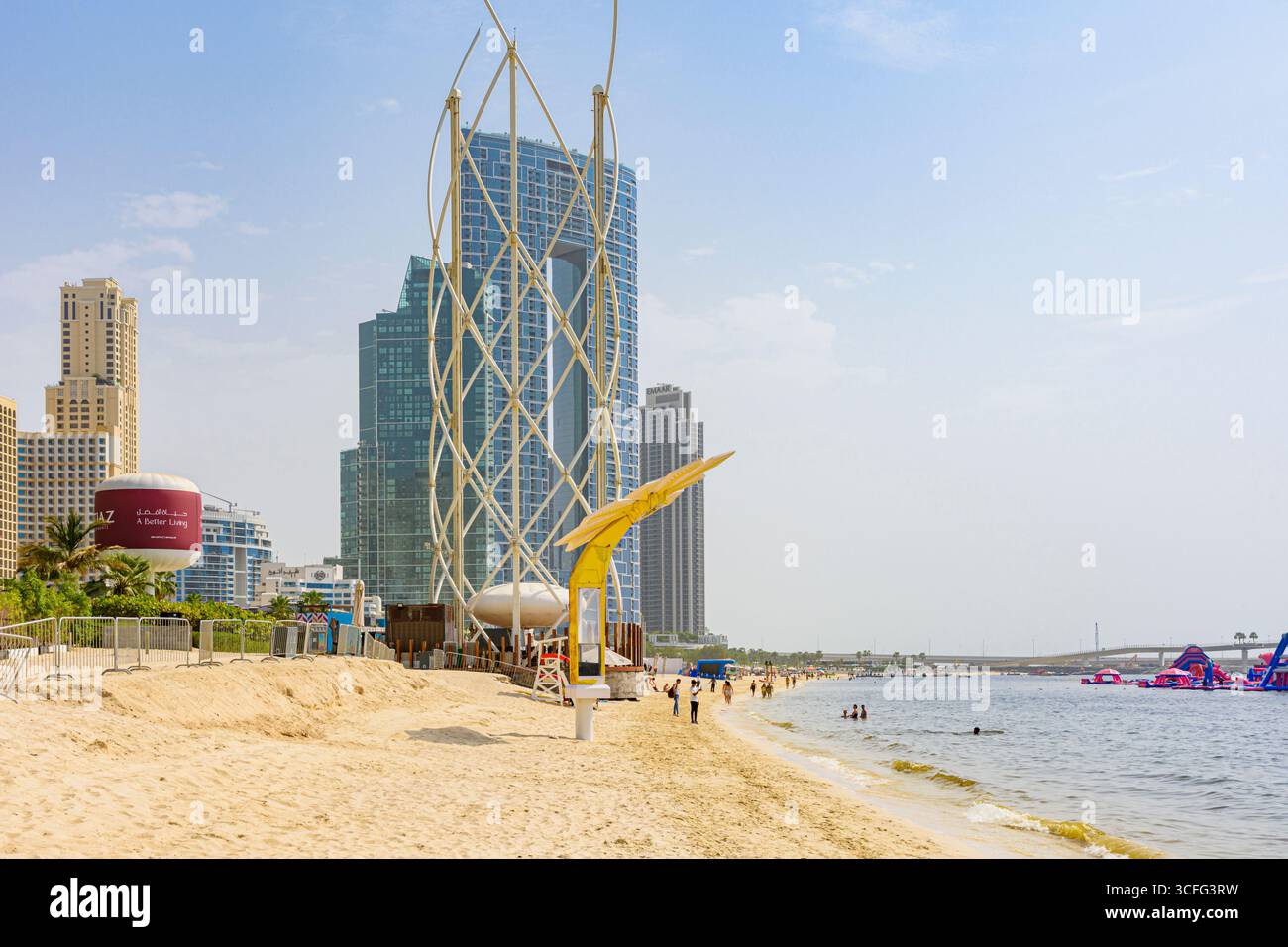 Heißer Sommertag am Marina Beach in JBR, Dubai, VAE Stockfoto