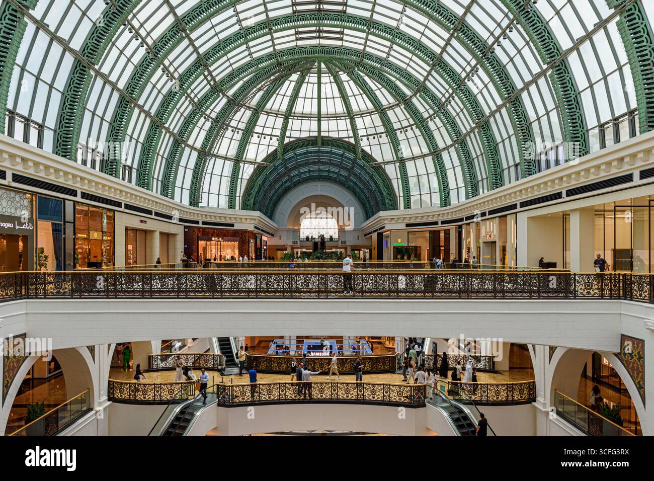 Die Mall of the Emirates mit ihrem bogenförmigen Glasdach, Al Barsha, Dubai, Vereinigte Arabische Emirate Stockfoto