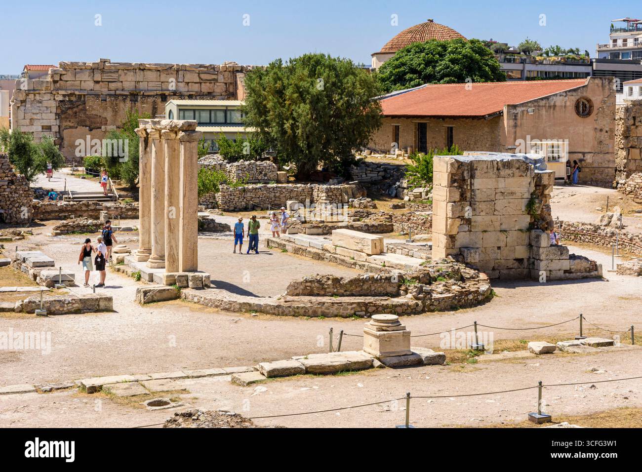 Die Ruinen der alten christlichen Kirche erbaut im Innenhof der Bibliothek des Hadrian, Athen, Griechenland Stockfoto