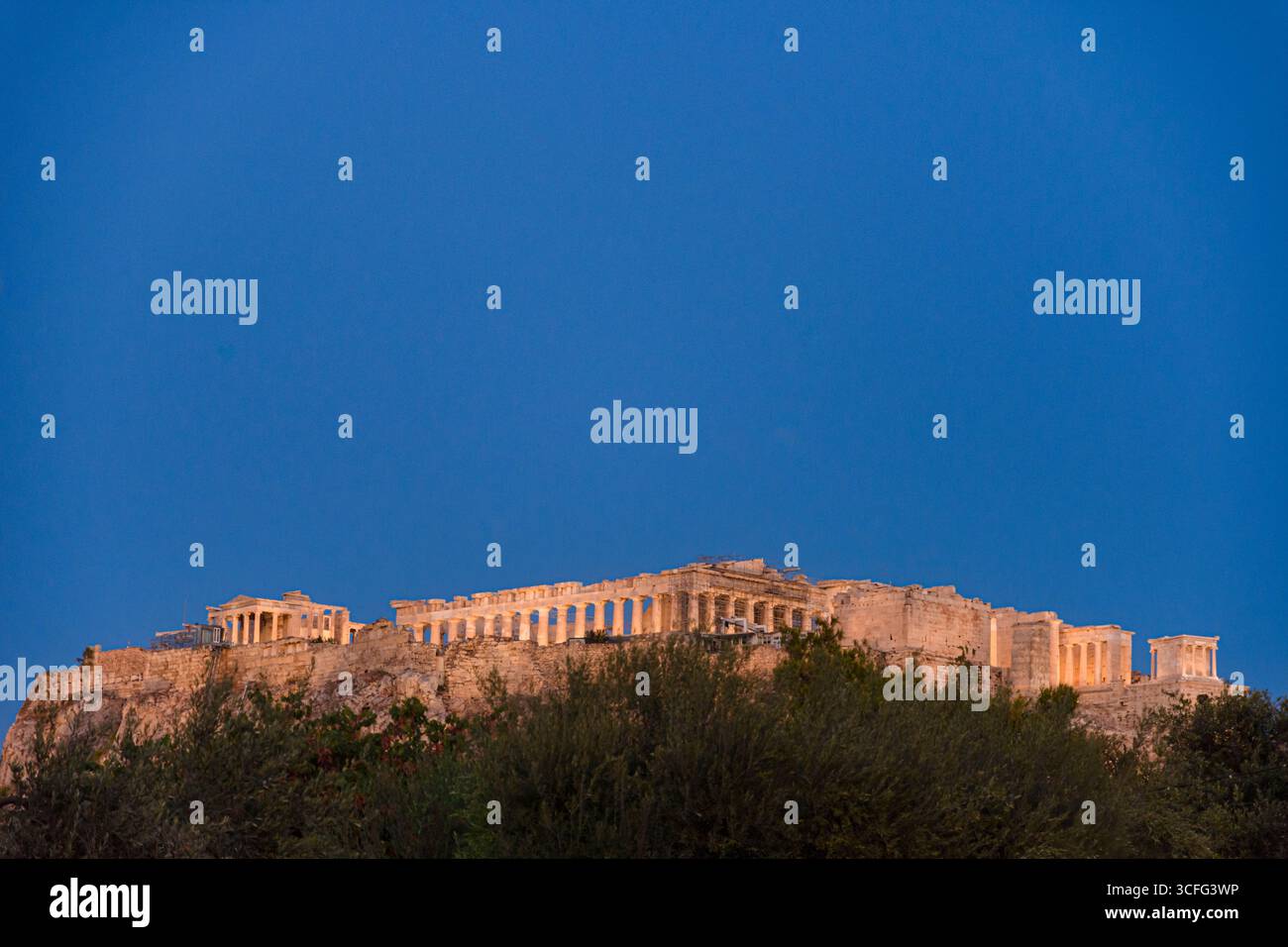 Flacher Blick auf den Parthenon auf der Akropolis zur blauen Stunde, Athen, Griechenland Stockfoto