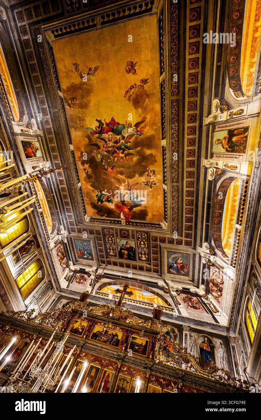 Das Innere der griechisch-orthodoxen Kirche St. Nikolaus in Triest, Italien, verfügt über einen Grundriss der Basilika mit einem Kirchenschiff ohne Gänge. Stockfoto