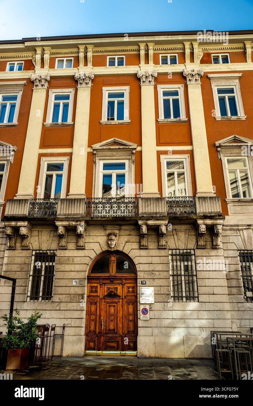 Neoklassizistischer Palast Casa Mauroner in Triest, Italien. Stockfoto