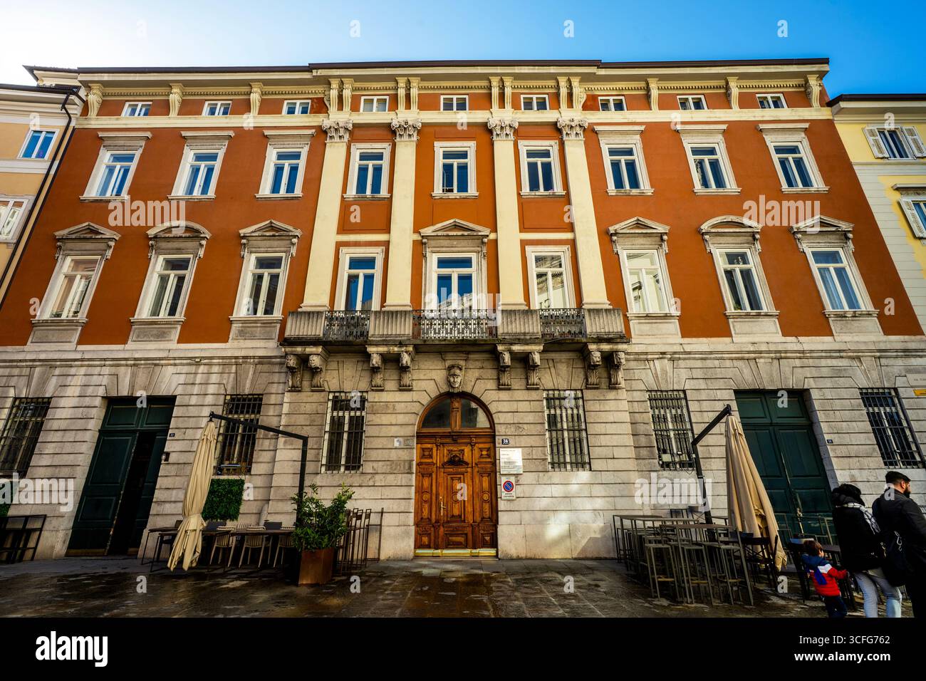 Neoklassizistischer Palast Casa Mauroner in Triest, Italien. Stockfoto