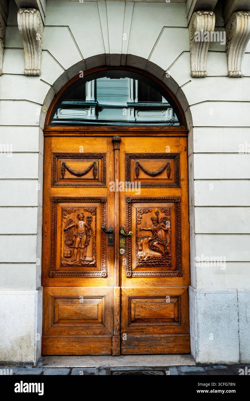 Kunstvolle Holztüren im Barockstil in Triest, Italien. Stockfoto