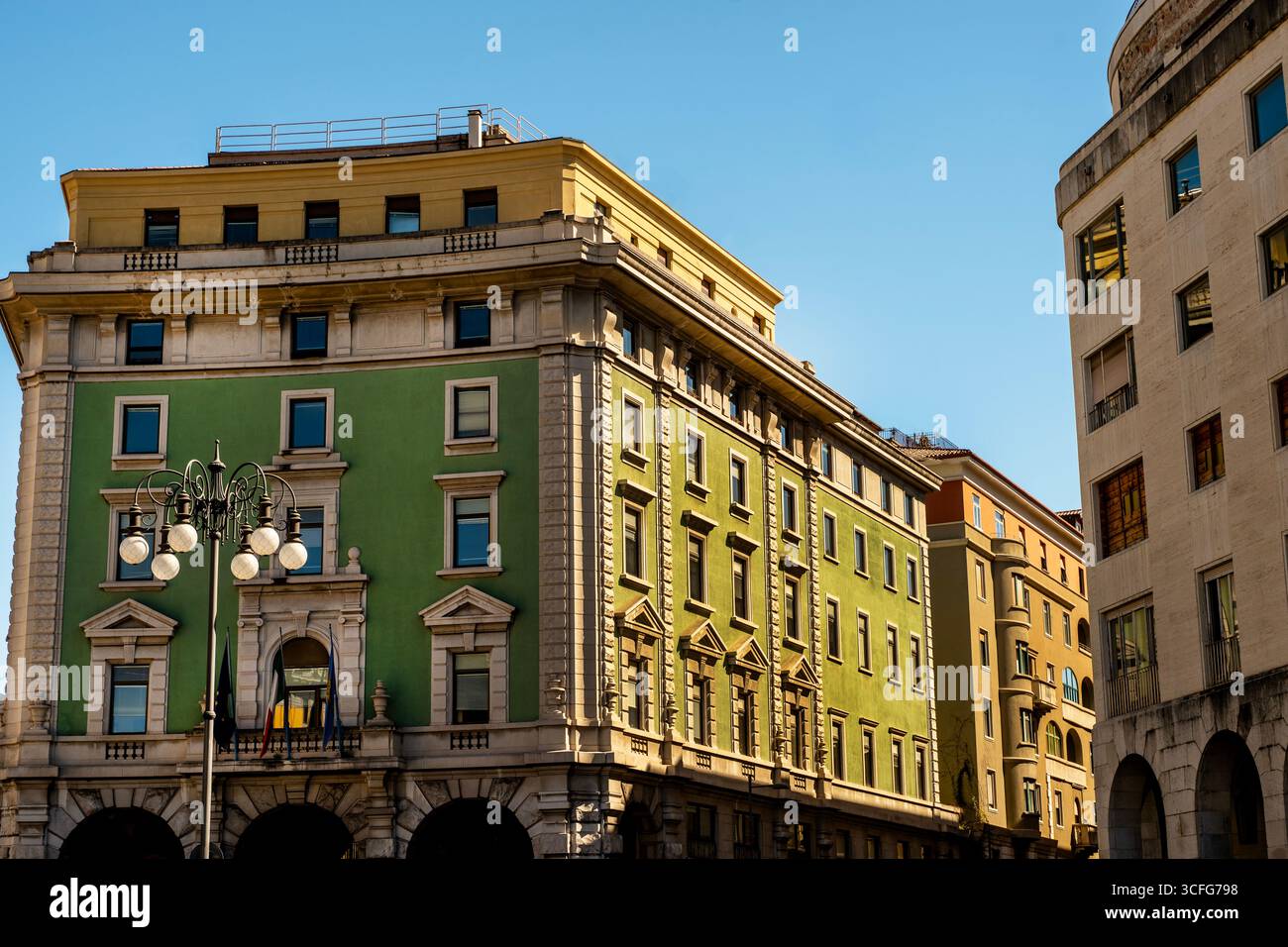 Neoklassizistisches Gebäude am Oberdan-Platz in Triest, Italien. Stockfoto
