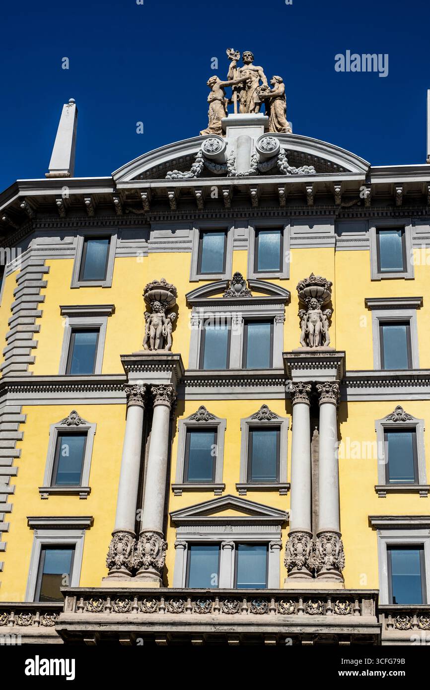 Neoklassizistischer Palazzo Vianello in Triest, Italien mit einer markanten Statue von Zeus. Stockfoto