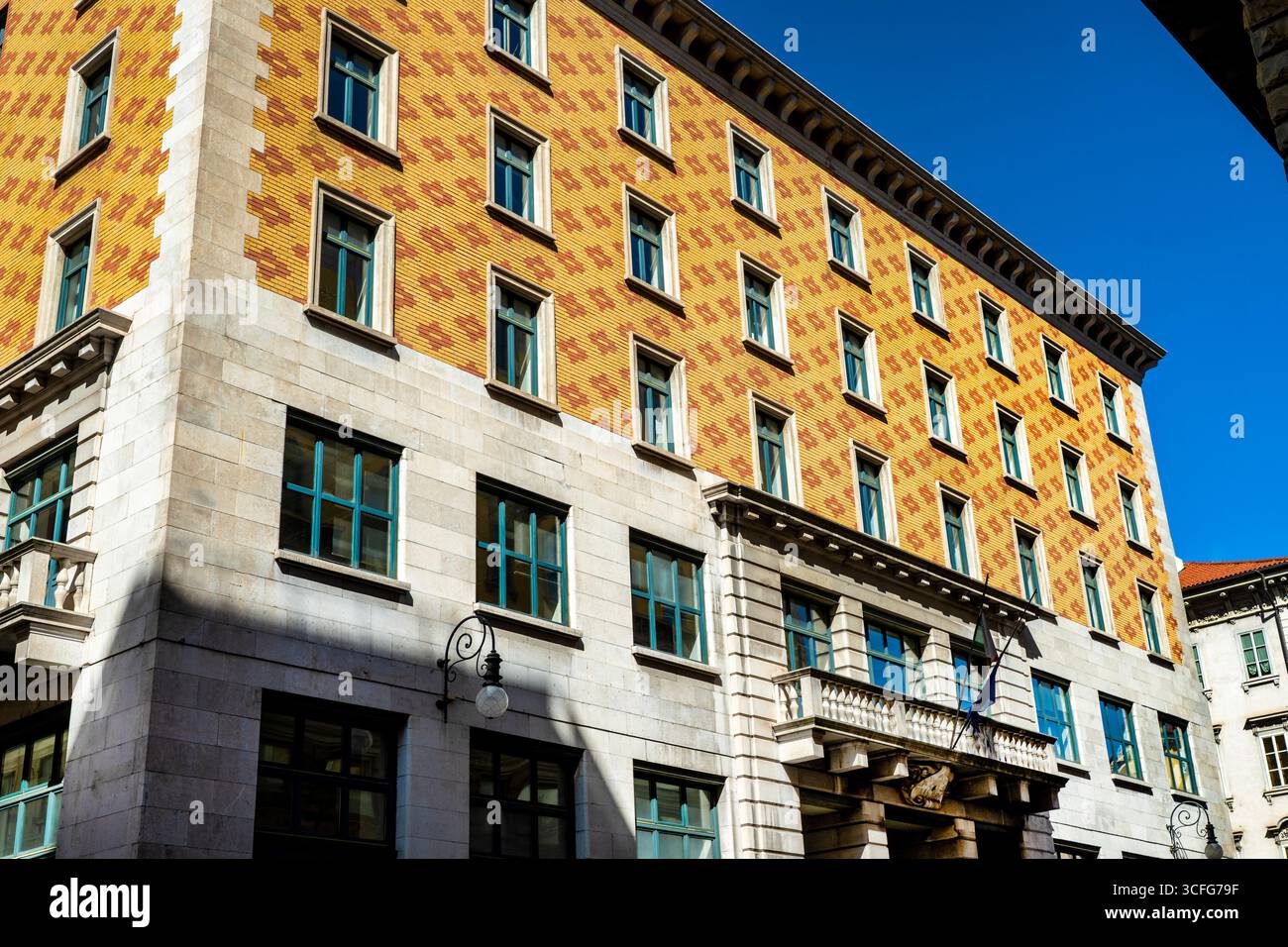 Die Jugendstilarchitektur in Triest, Italien, erinnert an gewebte Stoffe und ist von der Wiener Sezession beeinflusst. Stockfoto