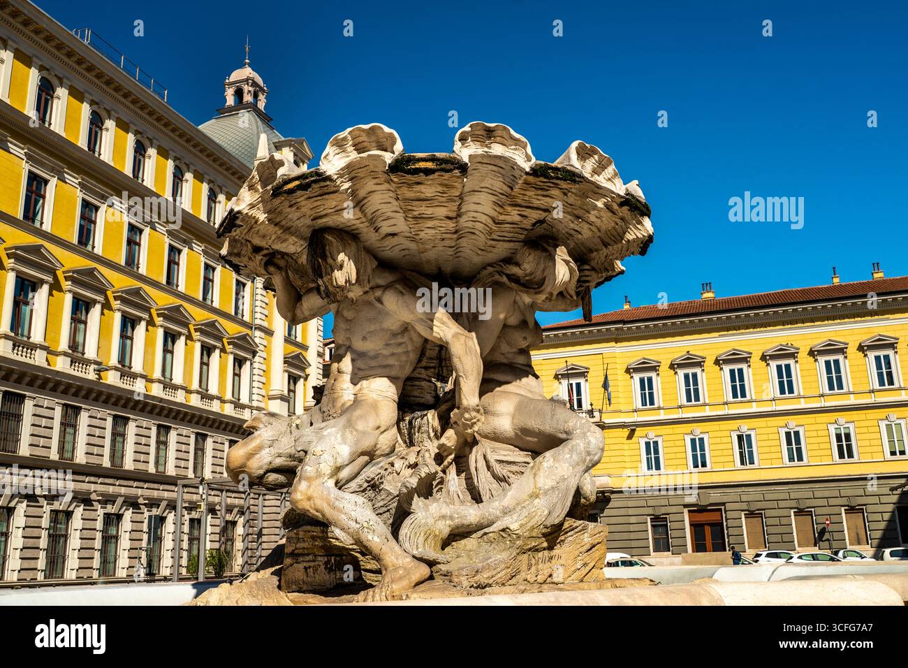 Monumentaler Tritonbrunnen in Triest, Italien und Palazzo delle Poste der Neorenaissance. Stockfoto