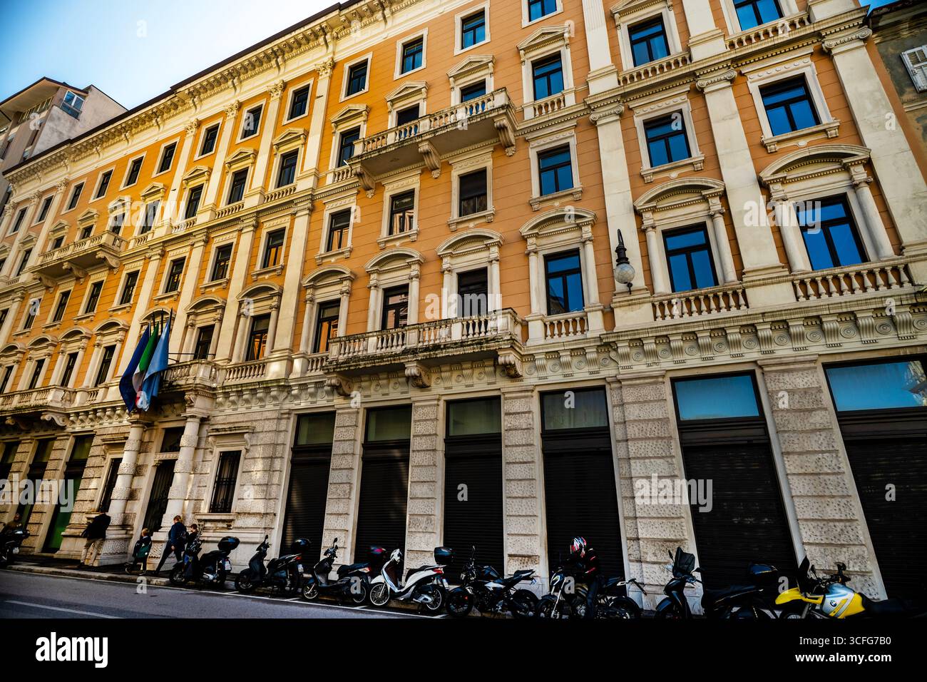 Eklektischer neoklassischer Rechnungshof in Triest, Italien. Stockfoto