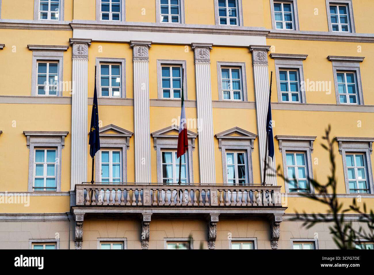 Das Hotel de la Ville, ein berühmtes Hotel im österreichisch-ungarischen Reich, liegt an der Adria in Triest, Italien. Stockfoto