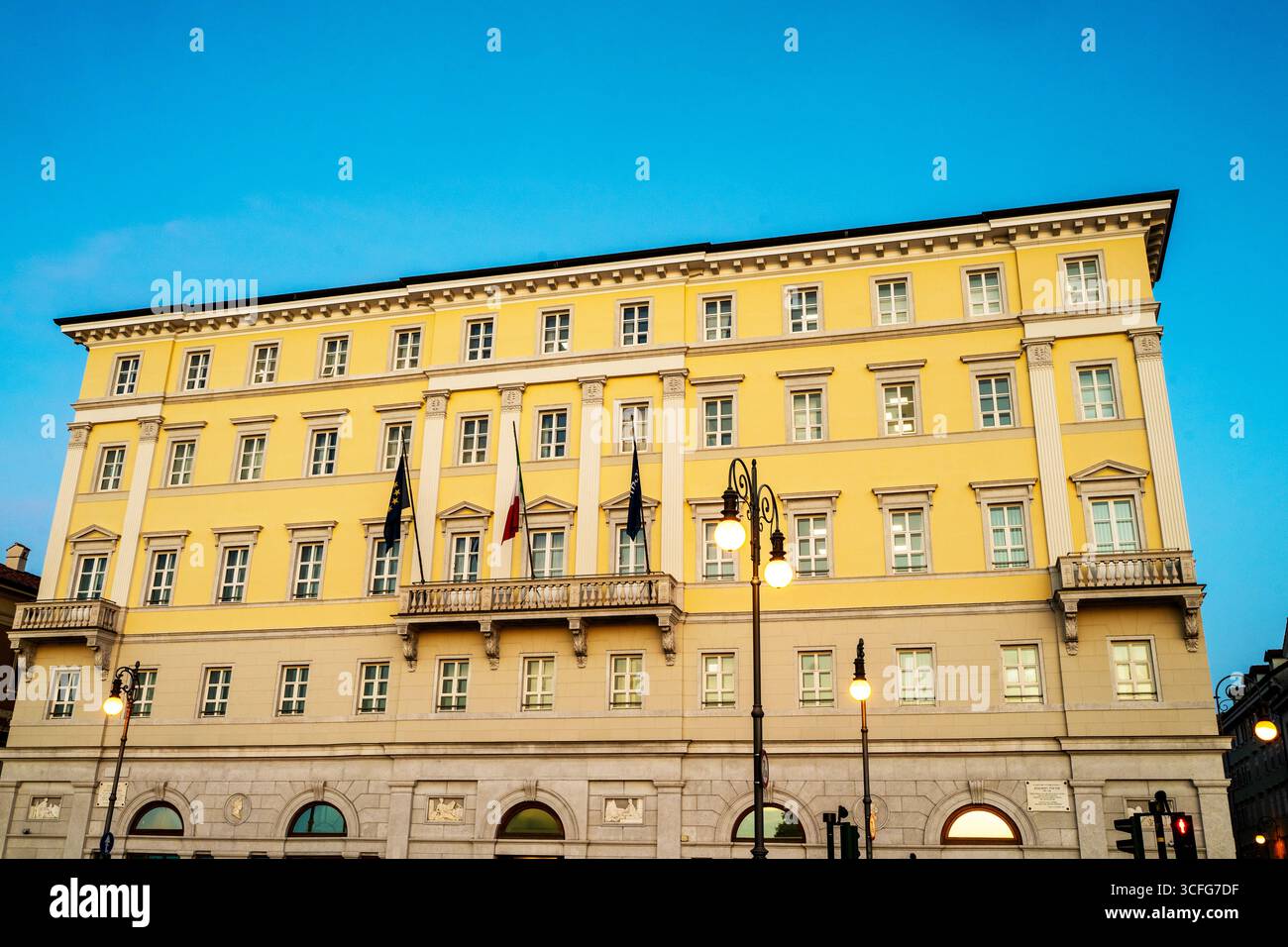 Das Hotel de la Ville, ein berühmtes Hotel im österreichisch-ungarischen Reich, liegt an der Adria in Triest, Italien. Stockfoto