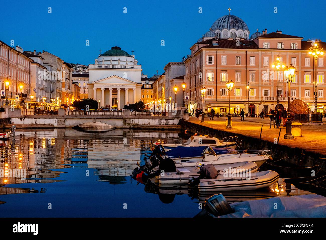 Canal Grande und riesige Skulptur in Triest, Italien. Stockfoto