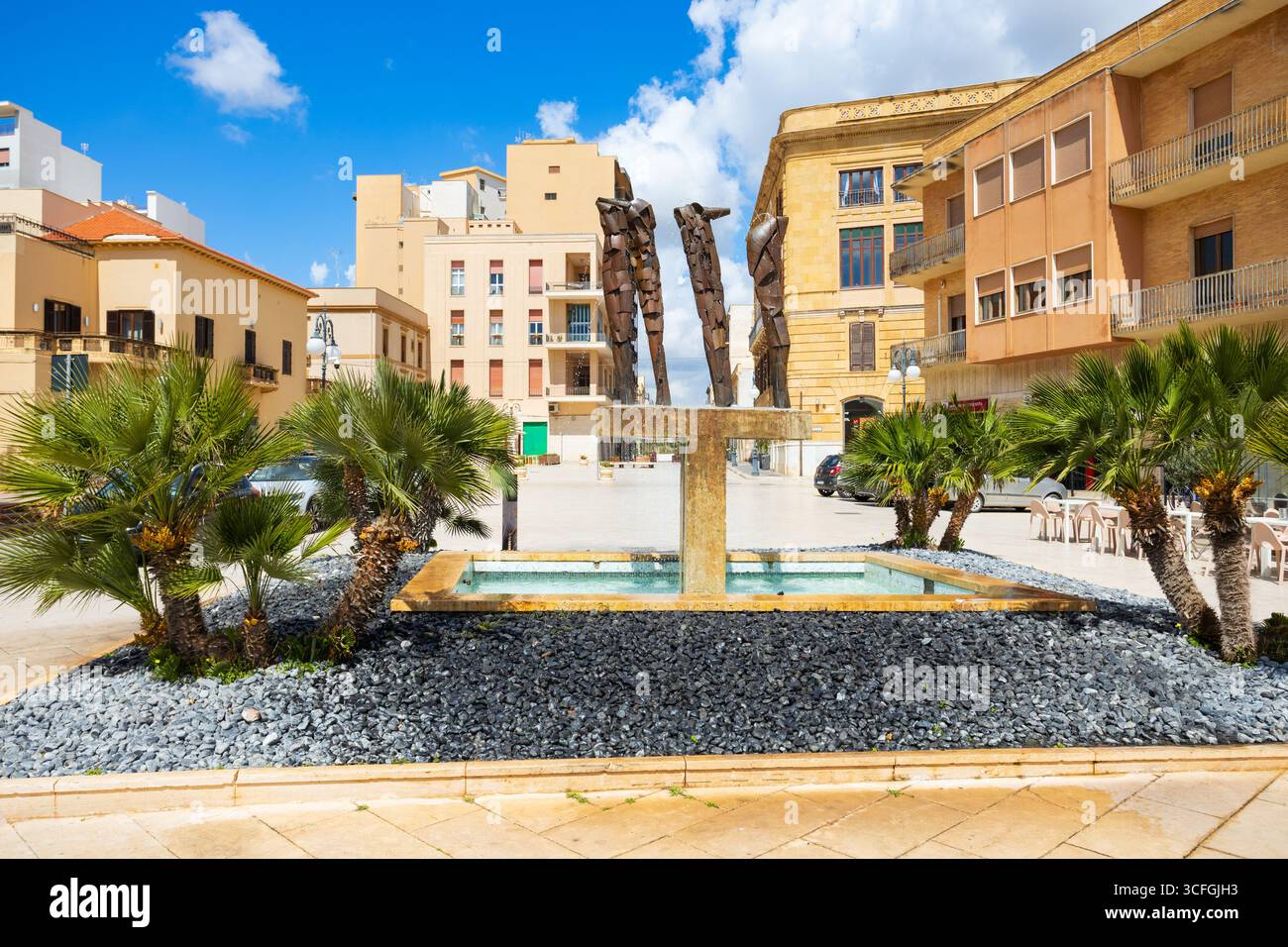 Mazara del Vallo, Italien - 9. April 2023: Brunnen auf der Piazza Mokarta in Mazara del Vallo. Es ist eine Stadt in der Provinz Trapani, Sizilien i. Stockfoto