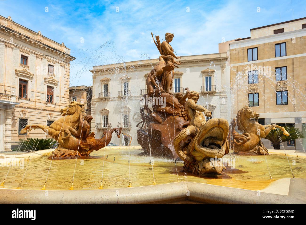 Syrakus, Italien - 14. April 2023: Brunnen von Diana oder Fontana di Diana auf der Piazza Archimede in Syrakus. Siracusa ist die viertgrößte Stadt Siziliens Stockfoto