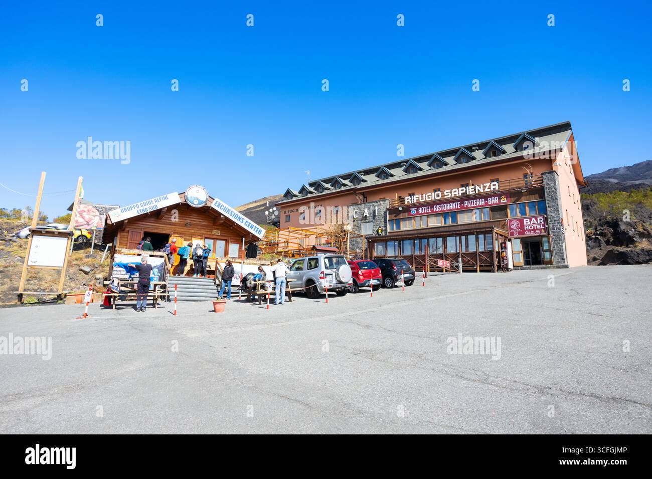 Catania, Italien - 26. April 2023: Rifugio Giovannino Sapienza am Ätna, einem Stratovulkan in der Nähe von Catania in Sizilien. Stockfoto