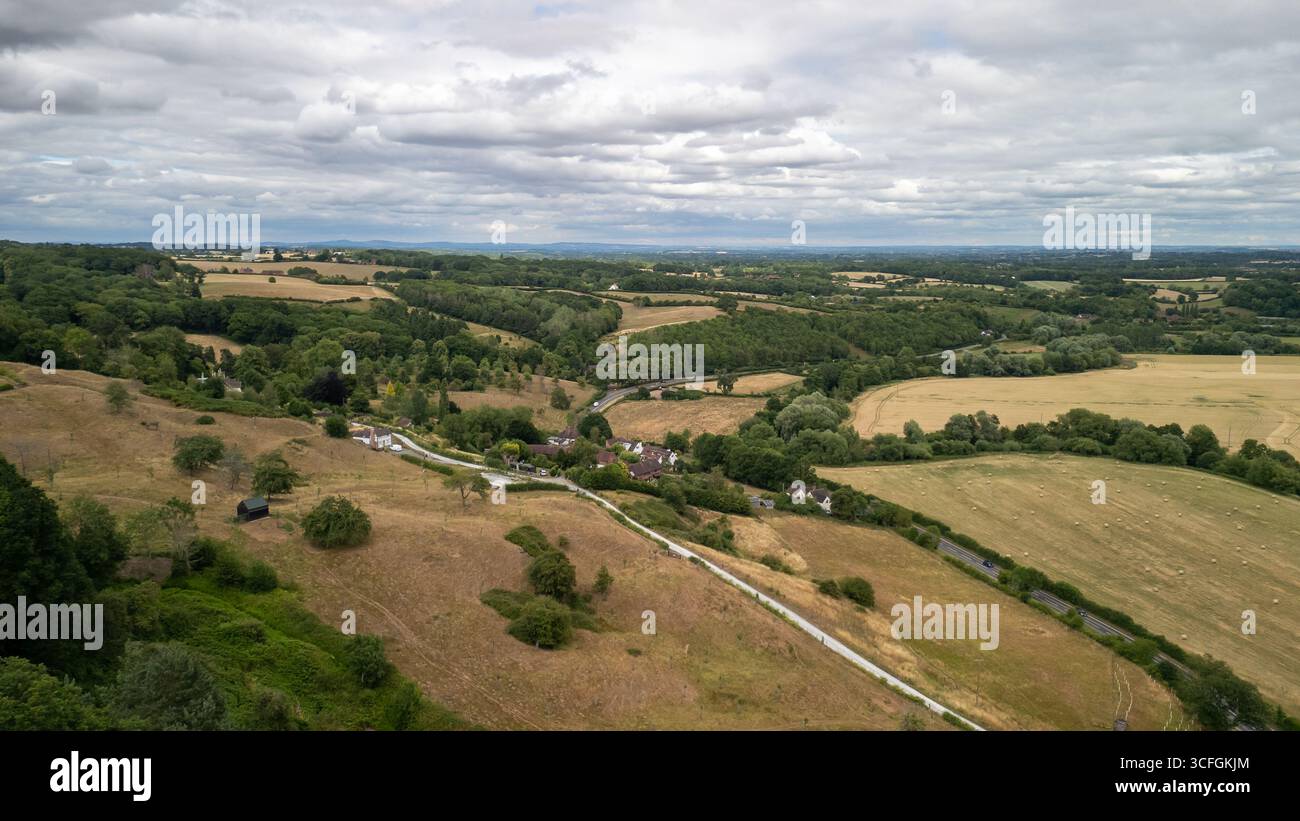 Aus der Vogelperspektive auf die Malvern Hills und die Landschaft von Worcestershire, England – malerische englische Landschaft. Stockfoto