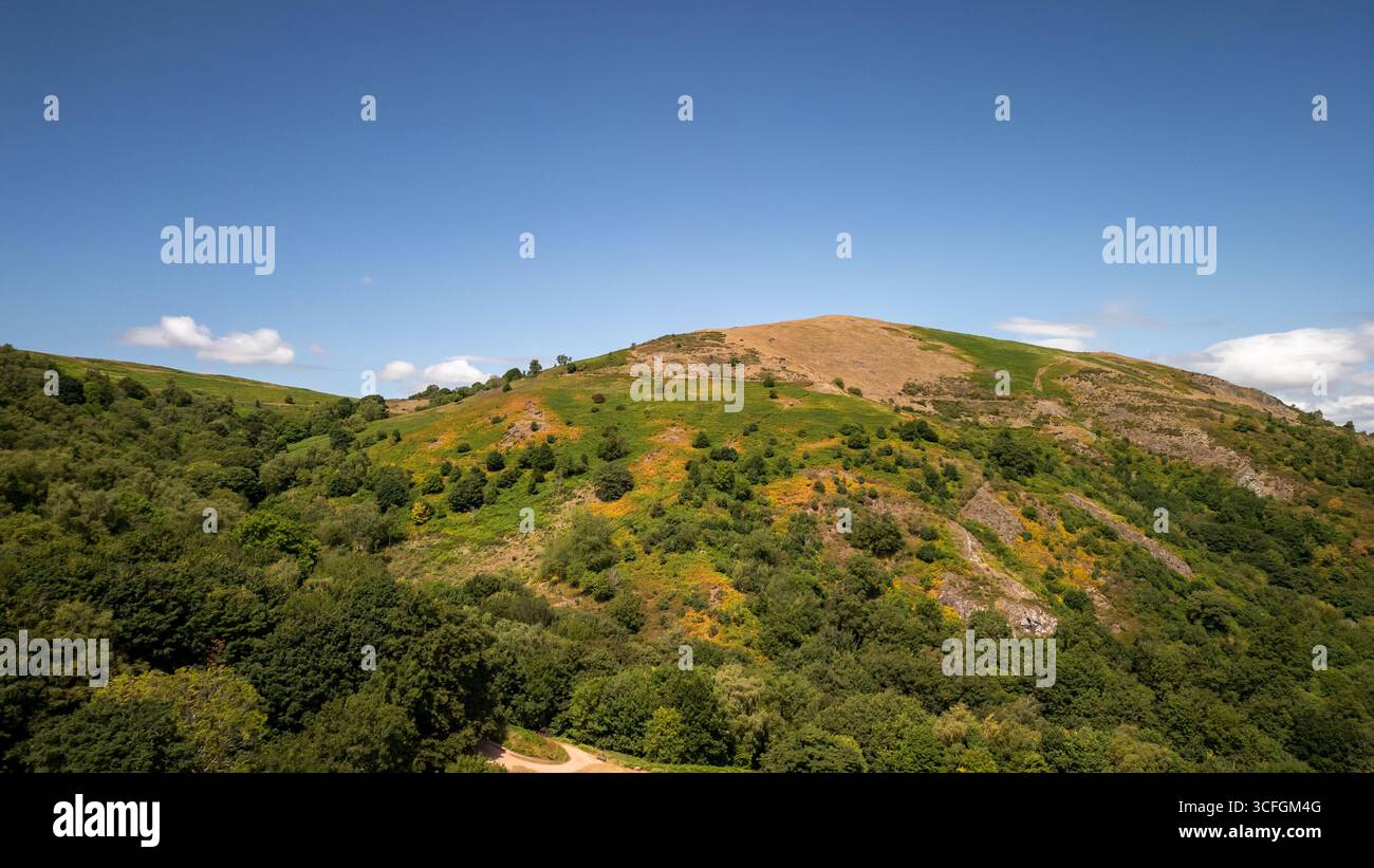 Aus der Vogelperspektive auf die Malvern Hills und die Landschaft von Worcestershire, England – malerische englische Landschaft. Stockfoto