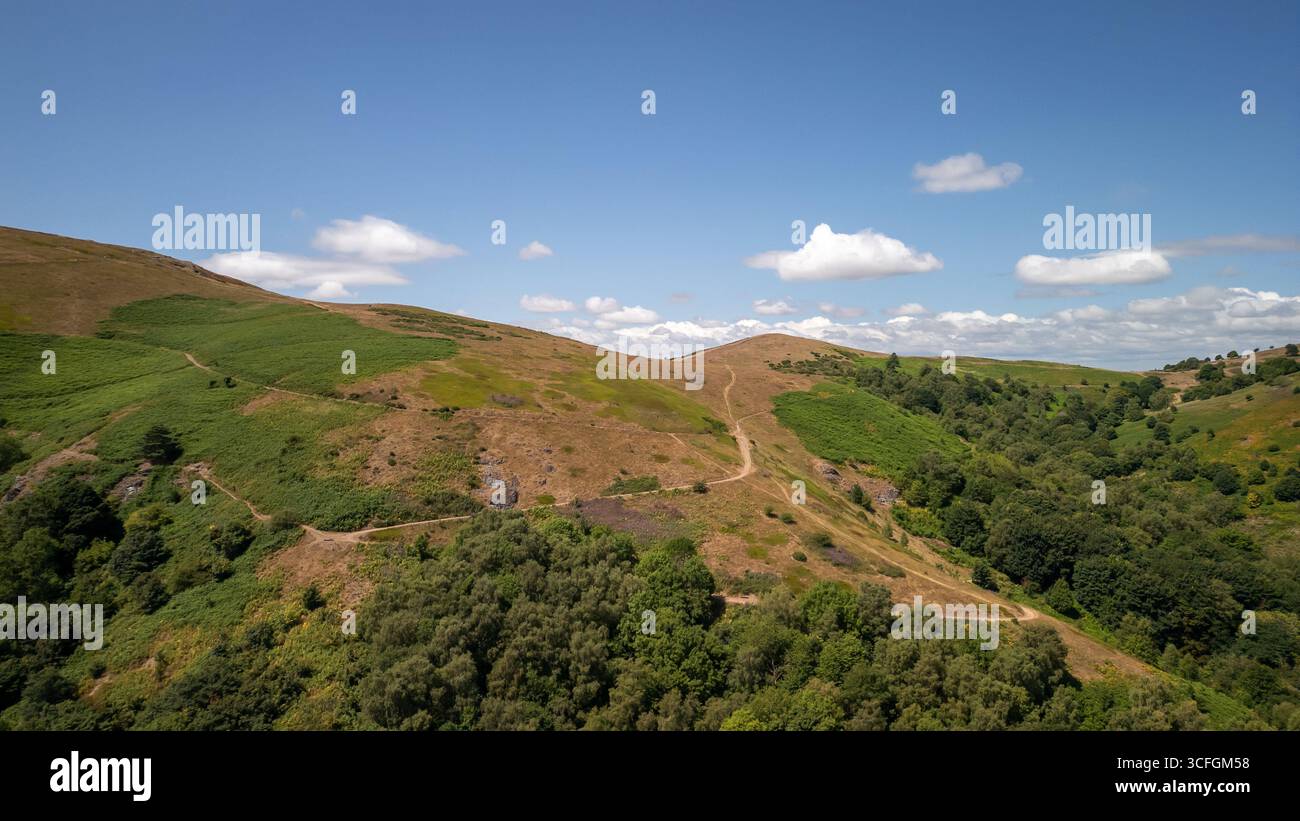 Aus der Vogelperspektive auf die Malvern Hills und die Landschaft von Worcestershire, England – malerische englische Landschaft. Stockfoto