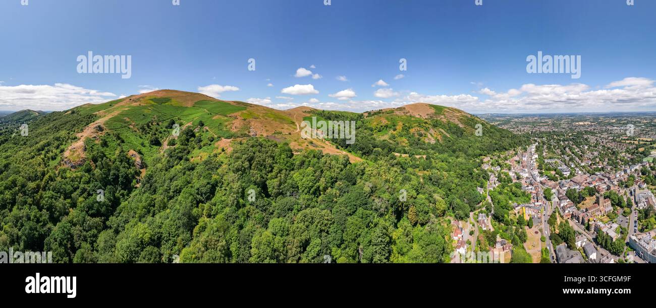 Aus der Vogelperspektive auf die Malvern Hills und die Landschaft von Worcestershire, England – malerische englische Landschaft. Stockfoto