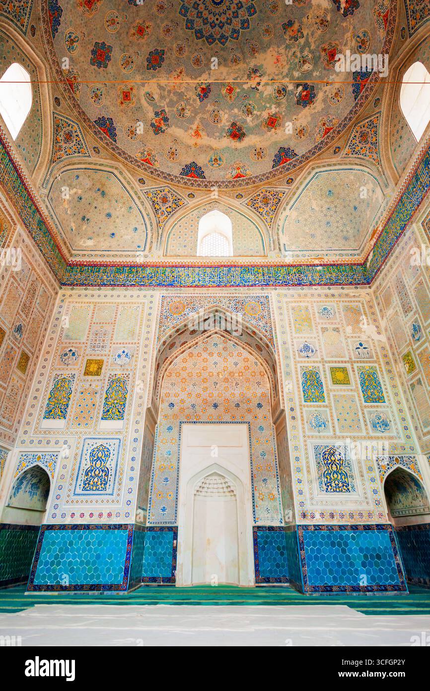 Shahrisabz, Usbekistan - 19. April 2021: Kok Gumbaz Moschee Ornament Muster Design Interieur in Shahrisabz Stadt, Usbekistan Stockfoto