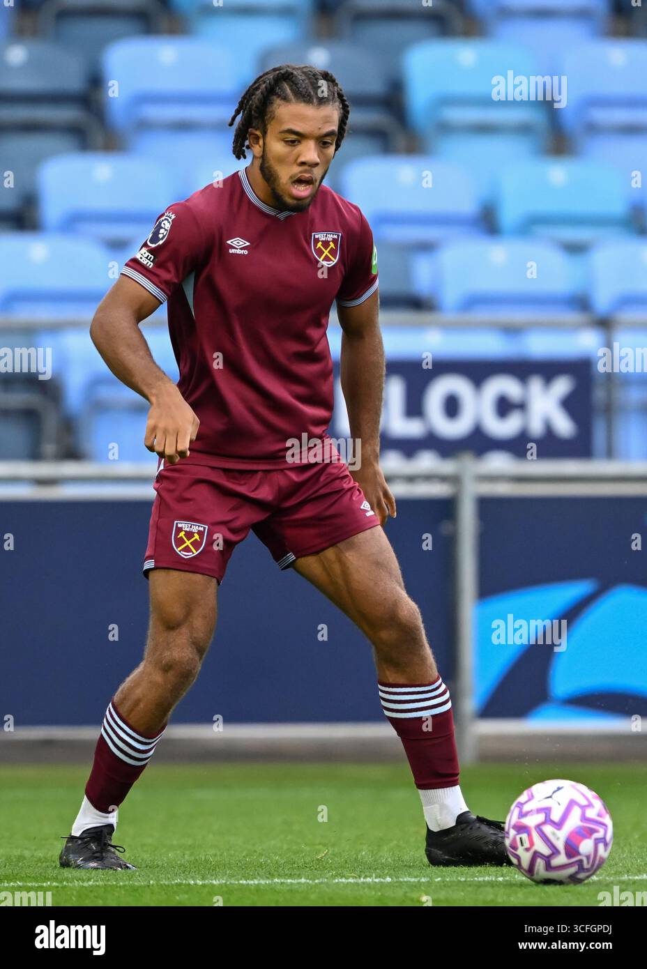 Manchester, Großbritannien. August 2025. Ezra Mayers von West Ham United während des Spiels Manchester City U21 gegen West Ham United U21 Premier League 2 im Academy Stadium, Manchester. Der Bildnachweis sollte lauten: Cody Froggatt/Sportimage Credit: Sportimage Ltd/Alamy Live News Stockfoto