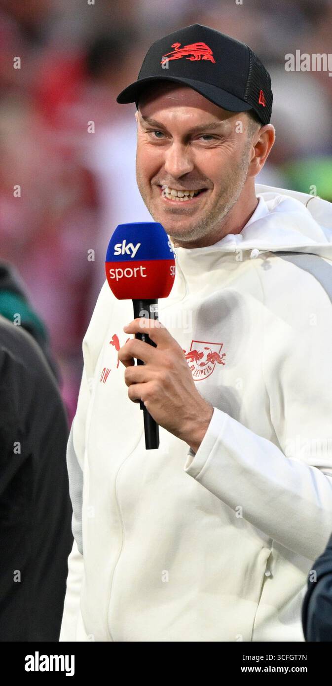 vor Spielbeginn: Trainer Ole Werner RasenBallsport RB Leipzig RBL im Interview Mikrofon Mikro Logo SKY FC Bayern München FCB vs. RB Leipzig RBL 22.08.2025 DFL-VORSCHRIFTEN VERBIETEN JEDE VERWENDUNG VON FOTOGRAFIEN ALS BILDSEQUENZEN UND/ODER QUASI-VIDEO Stockfoto
