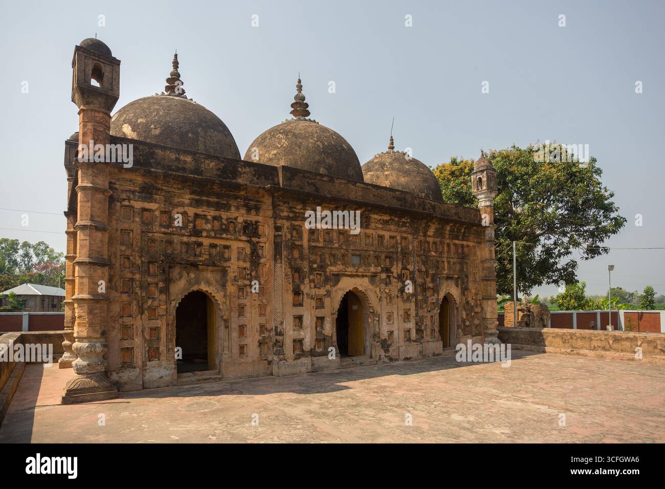 Bangladesch - 2. März 2019: Nayabad Moschee Seite Ansichten, ist in Nayabad Dorf in Kaharole Upazila von Dinajpur Bezirk, Bangladesch. Stockfoto Bangladesch - 2. März 2019: Nayabad Moschee Seite Ansichten, ist in Nayabad Dorf in Kaharole Upazila von Dinajpur Bezirk, Bangladesch. Stockfoto