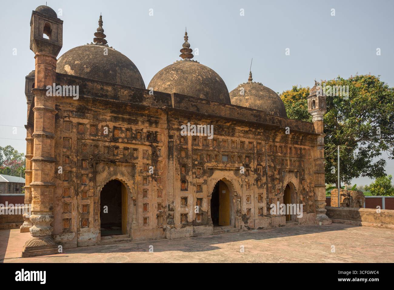 Bangladesch - 2. März 2019: Nayabad Moschee Seite Ansichten, ist in Nayabad Dorf in Kaharole Upazila von Dinajpur Bezirk, Bangladesch. Stockfoto Bangladesch - 2. März 2019: Nayabad Moschee Seite Ansichten, ist in Nayabad Dorf in Kaharole Upazila von Dinajpur Bezirk, Bangladesch. Stockfoto