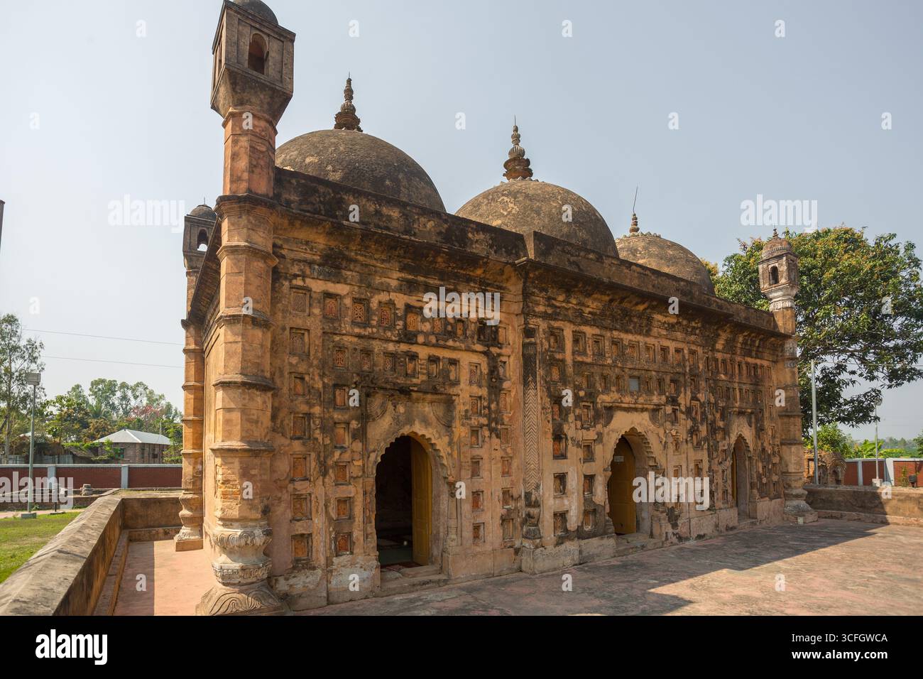 Bangladesch - 2. März 2019: Nayabad Moschee Seite Ansichten, ist in Nayabad Dorf in Kaharole Upazila von Dinajpur Bezirk, Bangladesch. Stockfoto Bangladesch - 2. März 2019: Nayabad Moschee Seite Ansichten, ist in Nayabad Dorf in Kaharole Upazila von Dinajpur Bezirk, Bangladesch. Stockfoto