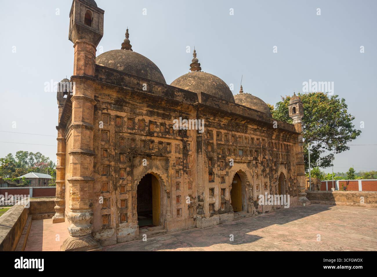 Bangladesch - 2. März 2019: Nayabad Moschee Weitwinkel Ansichten, ist in Nayabad Dorf in Kaharole Upazila von Dinajpur Bezirk, Bangladesch. Stockfoto Bangladesch - 2. März 2019: Nayabad Moschee Weitwinkel Ansichten, ist in Nayabad Dorf in Kaharole Upazila von Dinajpur Bezirk, Bangladesch. Stockfoto