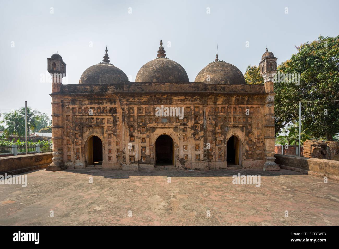 Bangladesch - 2. März 2019: Nayabad Moschee Font Ansichten, ist in Nayabad Dorf in Kaharole Upazila von Dinajpur Bezirk, Bangladesch. Stockfoto Bangladesch - 2. März 2019: Nayabad Moschee Font Ansichten, ist in Nayabad Dorf in Kaharole Upazila von Dinajpur Bezirk, Bangladesch. Stockfoto