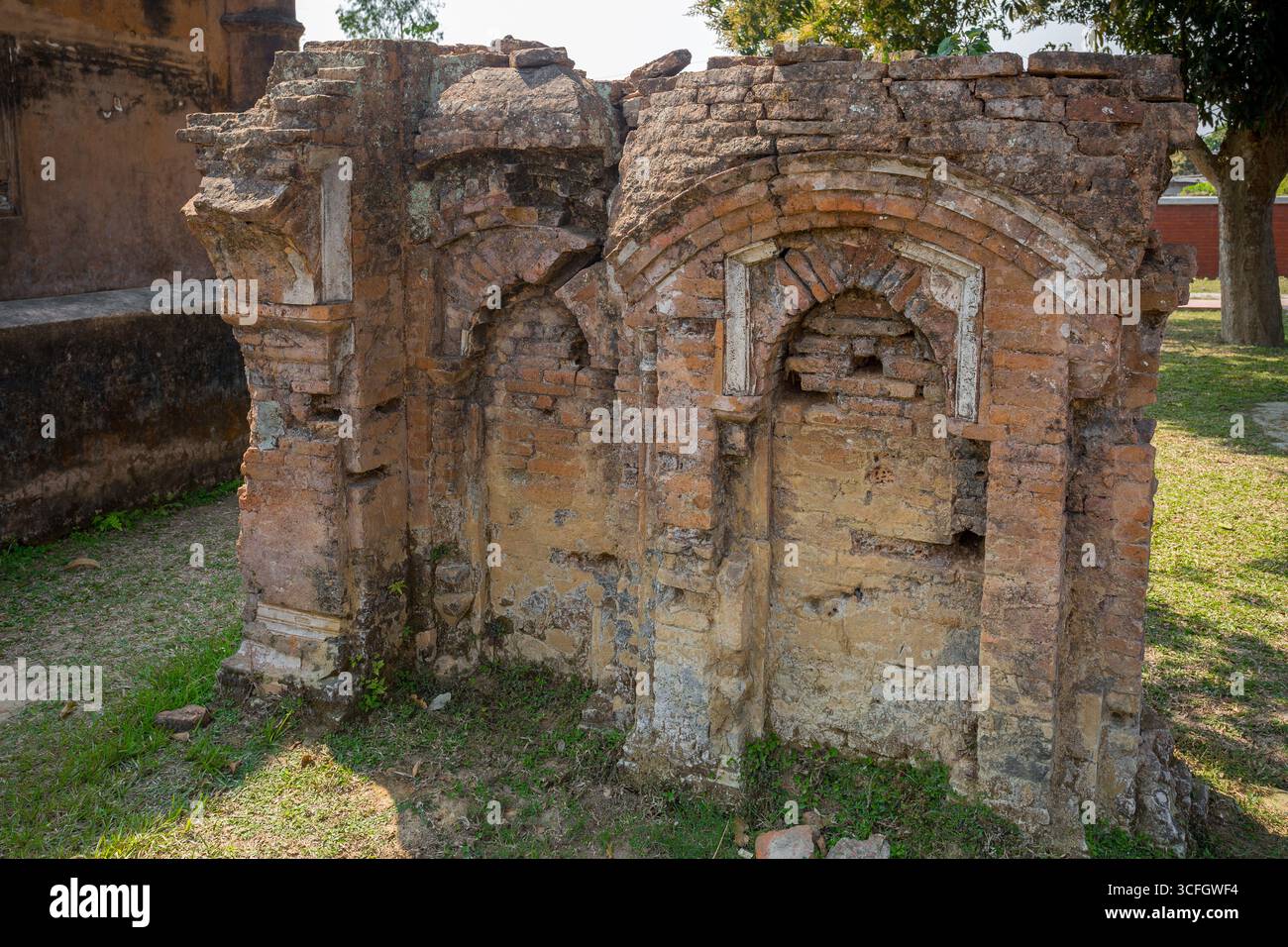 Bangladesch - 2. März 2019: Nayabad Moschee Weitwinkel Ansichten, ist in Nayabad Dorf in Kaharole Upazila von Dinajpur Bezirk, Bangladesch. Stockfoto Bangladesch - 2. März 2019: Nayabad Moschee Weitwinkel Ansichten, ist in Nayabad Dorf in Kaharole Upazila von Dinajpur Bezirk, Bangladesch. Stockfoto