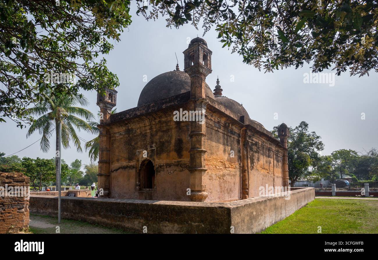 Bangladesch - 2. März 2019: Nayabad Moschee zurück Seite Ansichten, ist in Nayabad Dorf in Kaharole Upazila von Dinajpur Bezirk, Bangladesch. Stockfoto Bangladesch - 2. März 2019: Nayabad Moschee zurück Seite Ansichten, ist in Nayabad Dorf in Kaharole Upazila von Dinajpur Bezirk, Bangladesch. Stockfoto