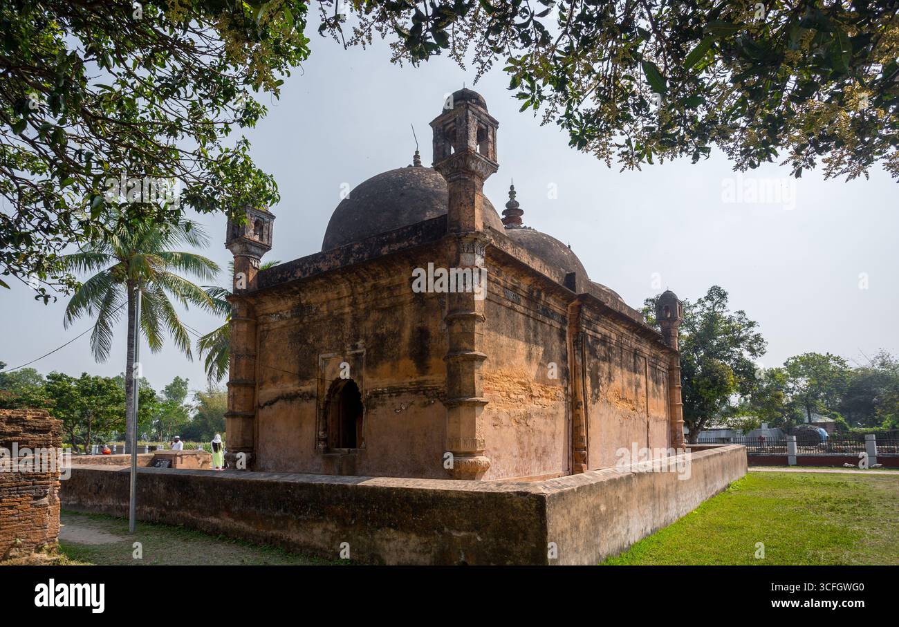 Bangladesch - 2. März 2019: Nayabad Moschee zurück Seite Ansichten, ist in Nayabad Dorf in Kaharole Upazila von Dinajpur Bezirk, Bangladesch. Stockfoto Bangladesch - 2. März 2019: Nayabad Moschee zurück Seite Ansichten, ist in Nayabad Dorf in Kaharole Upazila von Dinajpur Bezirk, Bangladesch. Stockfoto