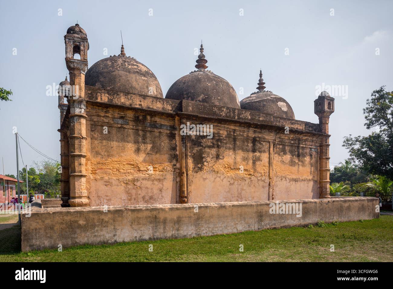Bangladesch - 2. März 2019: Nayabad Moschee zurück Seite Ansichten, ist in Nayabad Dorf in Kaharole Upazila von Dinajpur Bezirk, Bangladesch. Stockfoto Bangladesch - 2. März 2019: Nayabad Moschee zurück Seite Ansichten, ist in Nayabad Dorf in Kaharole Upazila von Dinajpur Bezirk, Bangladesch. Stockfoto