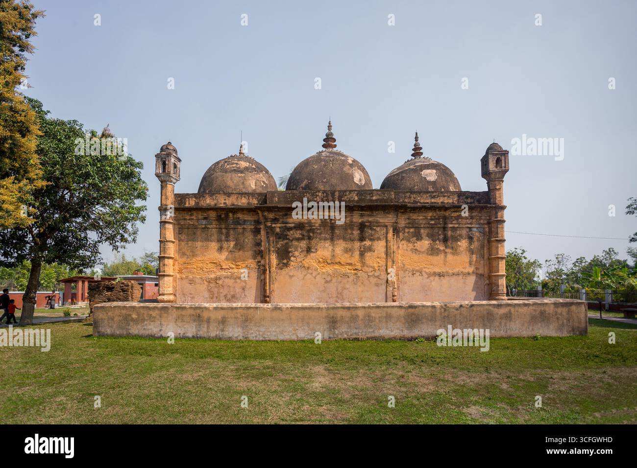 Bangladesch - 2. März 2019: Nayabad Moschee zurück Seite Ansichten, ist in Nayabad Dorf in Kaharole Upazila von Dinajpur Bezirk, Bangladesch. Stockfoto Bangladesch - 2. März 2019: Nayabad Moschee zurück Seite Ansichten, ist in Nayabad Dorf in Kaharole Upazila von Dinajpur Bezirk, Bangladesch. Stockfoto