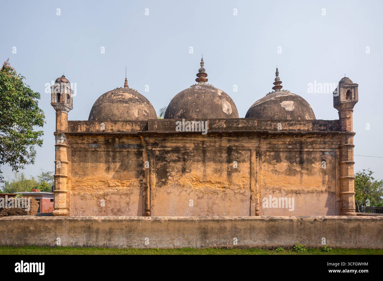 Bangladesch - 2. März 2019: Nayabad Moschee zurück Seite Ansichten, ist in Nayabad Dorf in Kaharole Upazila von Dinajpur Bezirk, Bangladesch. Stockfoto Bangladesch - 2. März 2019: Nayabad Moschee zurück Seite Ansichten, ist in Nayabad Dorf in Kaharole Upazila von Dinajpur Bezirk, Bangladesch. Stockfoto