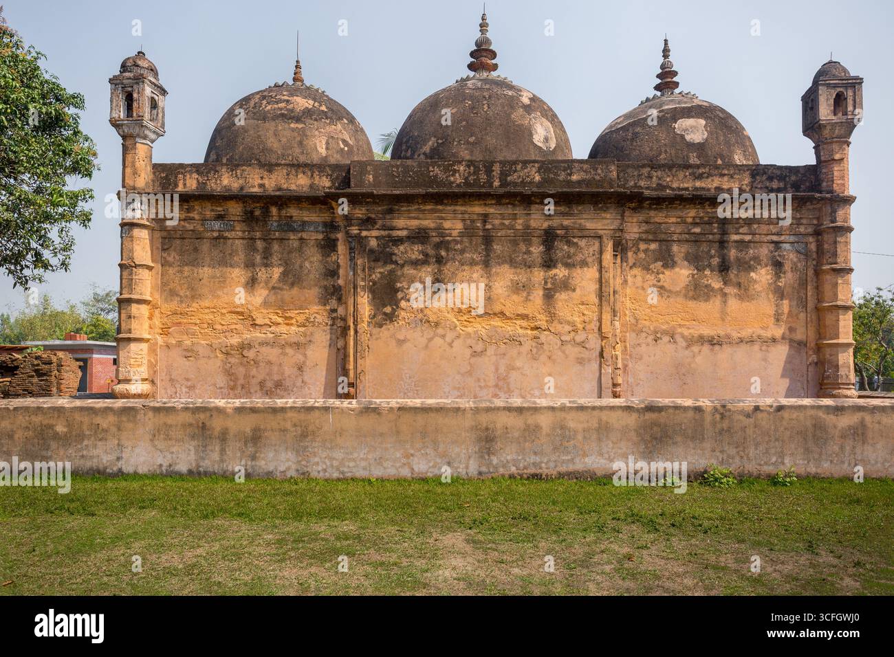 Bangladesch - 2. März 2019: Nayabad Moschee zurück Seite Ansichten, ist in Nayabad Dorf in Kaharole Upazila von Dinajpur Bezirk, Bangladesch. Stockfoto Bangladesch - 2. März 2019: Nayabad Moschee zurück Seite Ansichten, ist in Nayabad Dorf in Kaharole Upazila von Dinajpur Bezirk, Bangladesch. Stockfoto