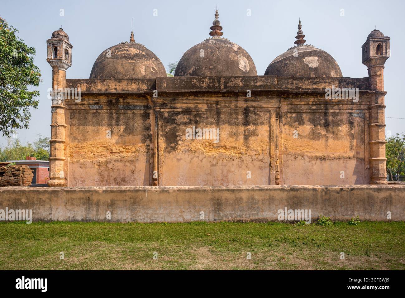 Bangladesch - 2. März 2019: Nayabad Moschee zurück Seite Ansichten, ist in Nayabad Dorf in Kaharole Upazila von Dinajpur Bezirk, Bangladesch. Stockfoto Bangladesch - 2. März 2019: Nayabad Moschee zurück Seite Ansichten, ist in Nayabad Dorf in Kaharole Upazila von Dinajpur Bezirk, Bangladesch. Stockfoto