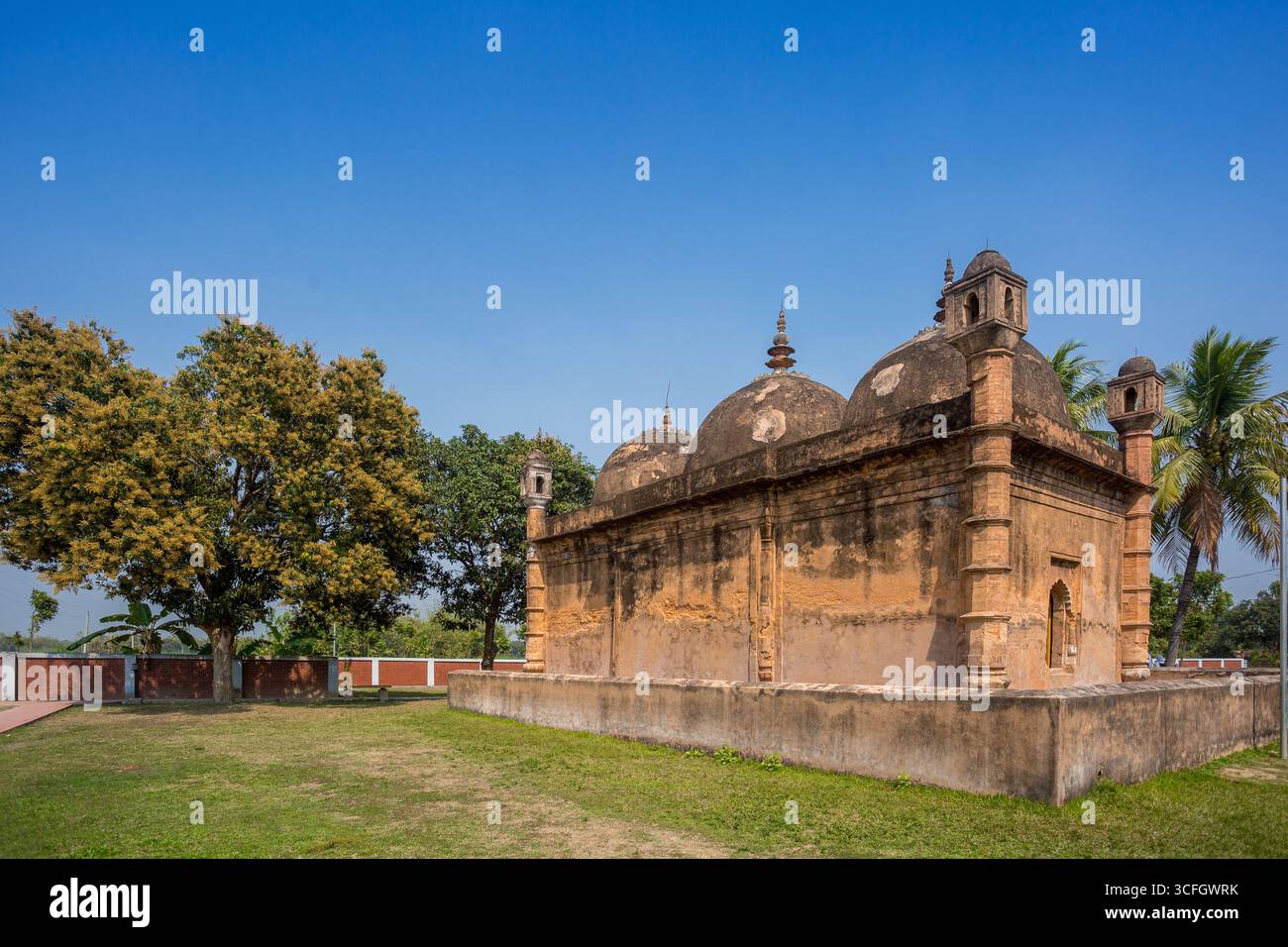 Bangladesch - 2. März 2019: Nayabad Moschee zurück Seite Ansichten, ist in Nayabad Dorf in Kaharole Upazila von Dinajpur Bezirk, Bangladesch. Stockfoto Bangladesch - 2. März 2019: Nayabad Moschee zurück Seite Ansichten, ist in Nayabad Dorf in Kaharole Upazila von Dinajpur Bezirk, Bangladesch. Stockfoto