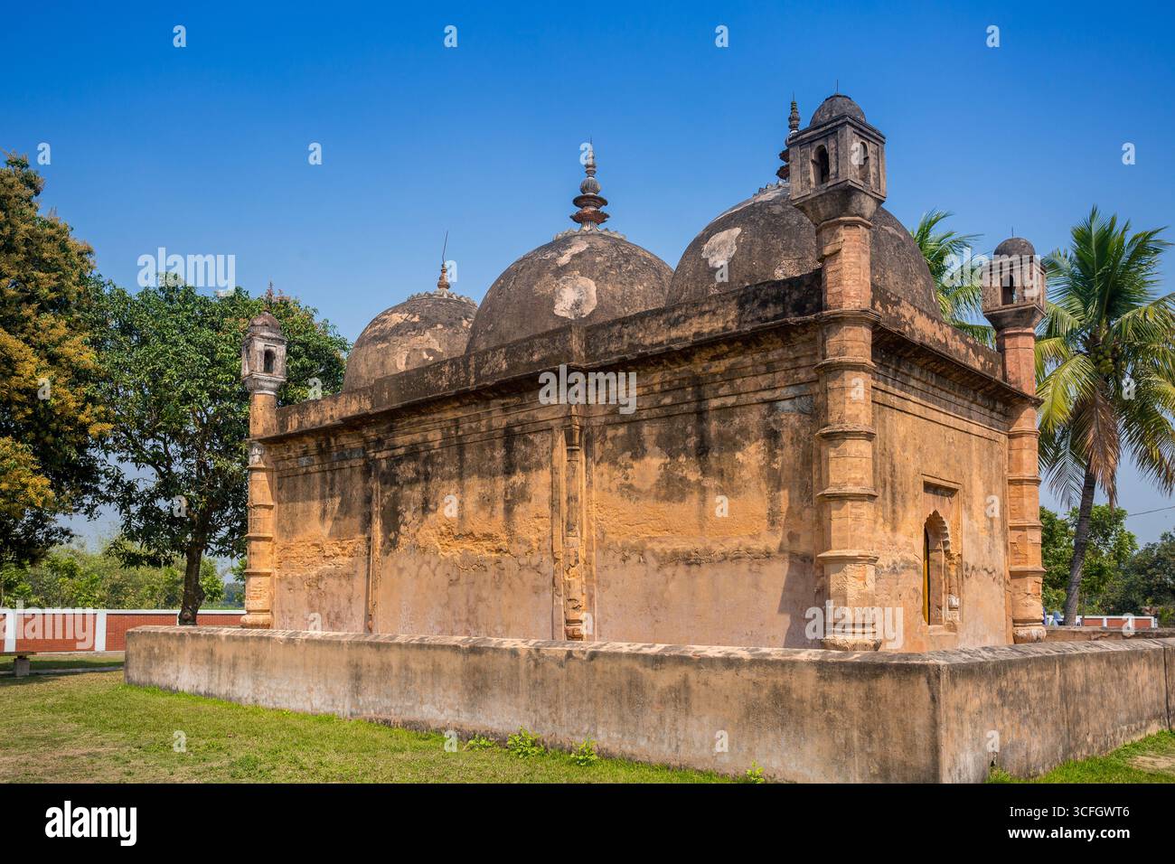 Bangladesch - 2. März 2019: Nayabad Moschee zurück Seite Ansichten, ist in Nayabad Dorf in Kaharole Upazila von Dinajpur Bezirk, Bangladesch. Stockfoto Bangladesch - 2. März 2019: Nayabad Moschee zurück Seite Ansichten, ist in Nayabad Dorf in Kaharole Upazila von Dinajpur Bezirk, Bangladesch. Stockfoto