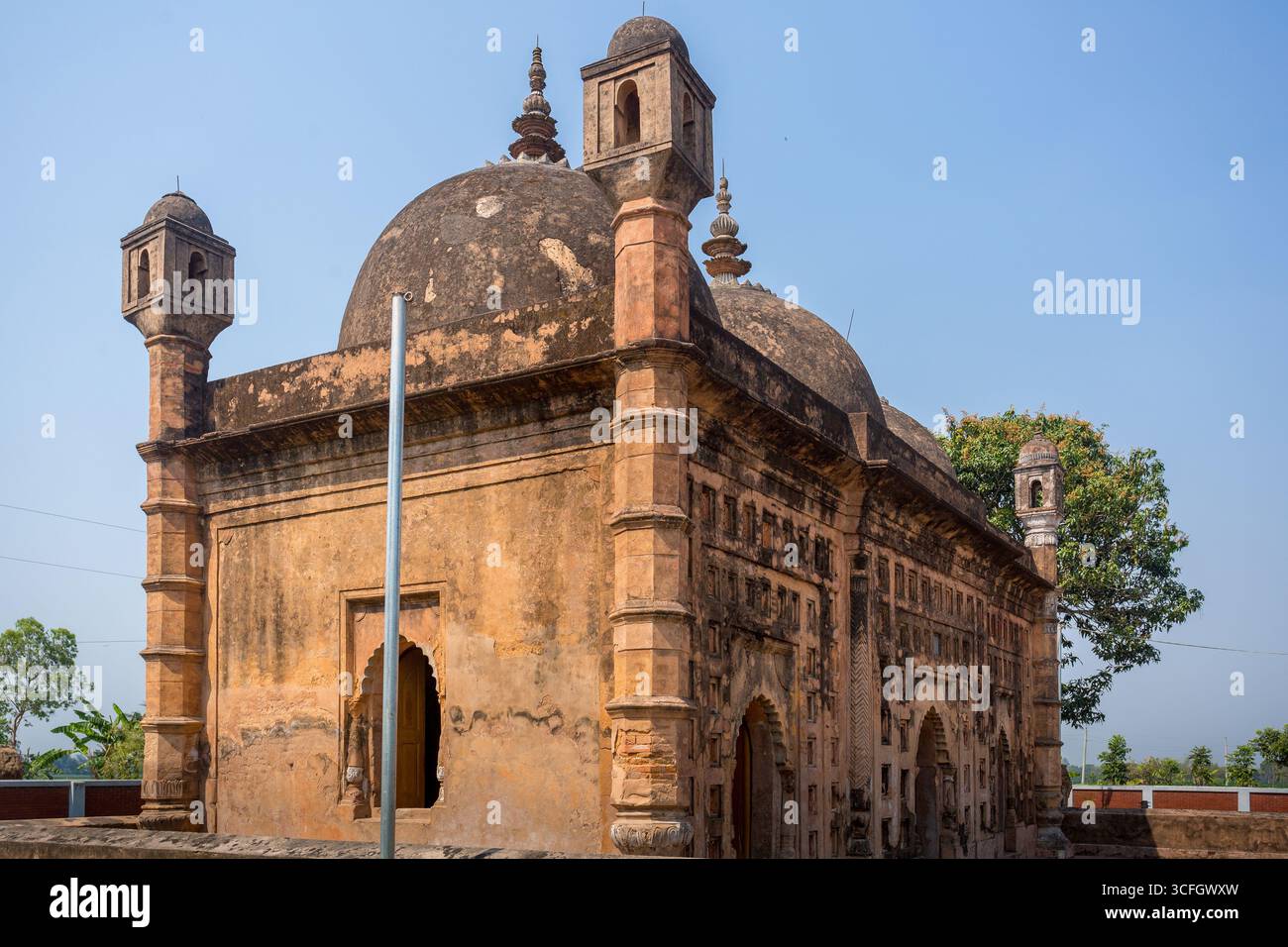 Bangladesch - 2. März 2019: Nayabad Moschee Weitwinkel Ansichten, ist in Nayabad Dorf in Kaharole Upazila von Dinajpur Bezirk, Bangladesch. Stockfoto Bangladesch - 2. März 2019: Nayabad Moschee Weitwinkel Ansichten, ist in Nayabad Dorf in Kaharole Upazila von Dinajpur Bezirk, Bangladesch. Stockfoto