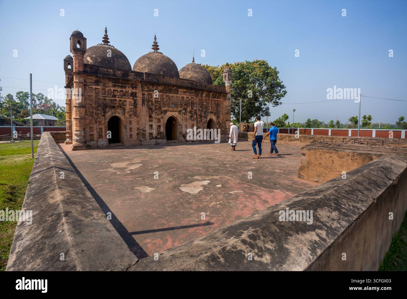 Bangladesch - 2. März 2019: Nayabad Moschee Weitwinkel Ansichten, ist in Nayabad Dorf in Kaharole Upazila von Dinajpur Bezirk, Bangladesch. Stockfoto Bangladesch - 2. März 2019: Nayabad Moschee Weitwinkel Ansichten, ist in Nayabad Dorf in Kaharole Upazila von Dinajpur Bezirk, Bangladesch. Stockfoto