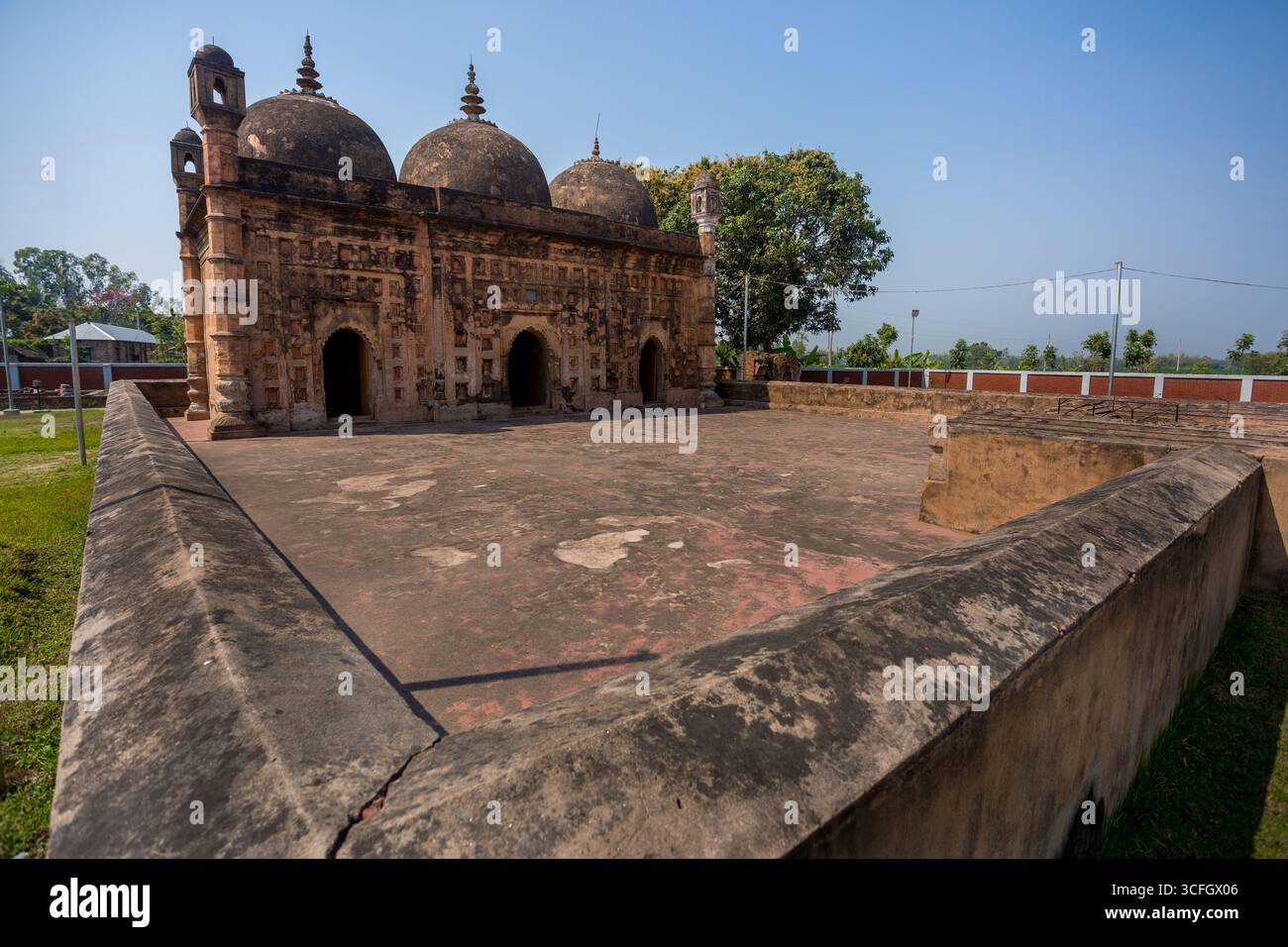 Bangladesch - 2. März 2019: Nayabad Moschee Weitwinkel Ansichten, ist in Nayabad Dorf in Kaharole Upazila von Dinajpur Bezirk, Bangladesch. Stockfoto Bangladesch - 2. März 2019: Nayabad Moschee Weitwinkel Ansichten, ist in Nayabad Dorf in Kaharole Upazila von Dinajpur Bezirk, Bangladesch. Stockfoto