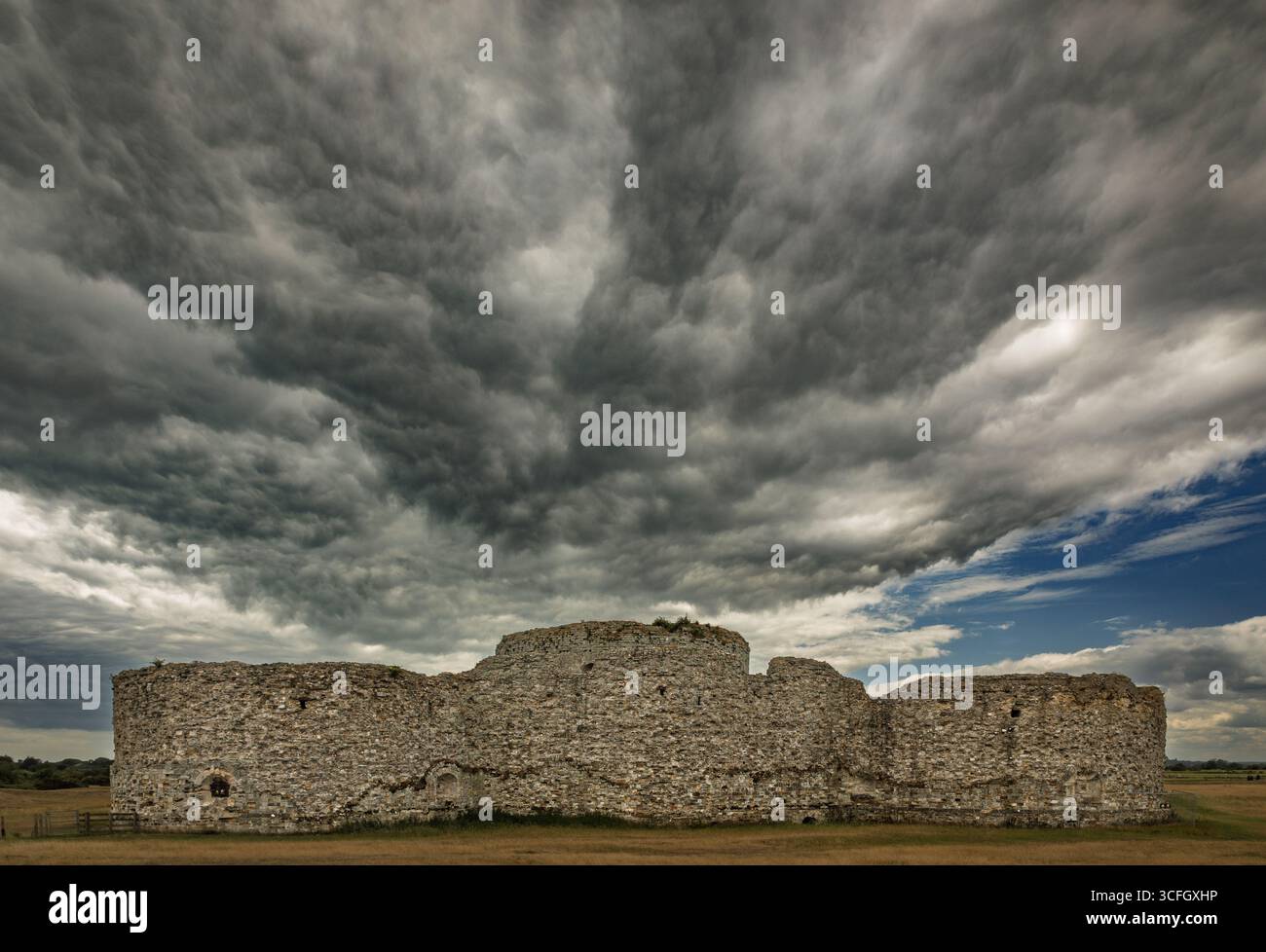Dramatische Wolken über den Ruinen von Camber Castle bei Rye im Osten von Sussex, Südosten Englands Großbritannien Stockfoto