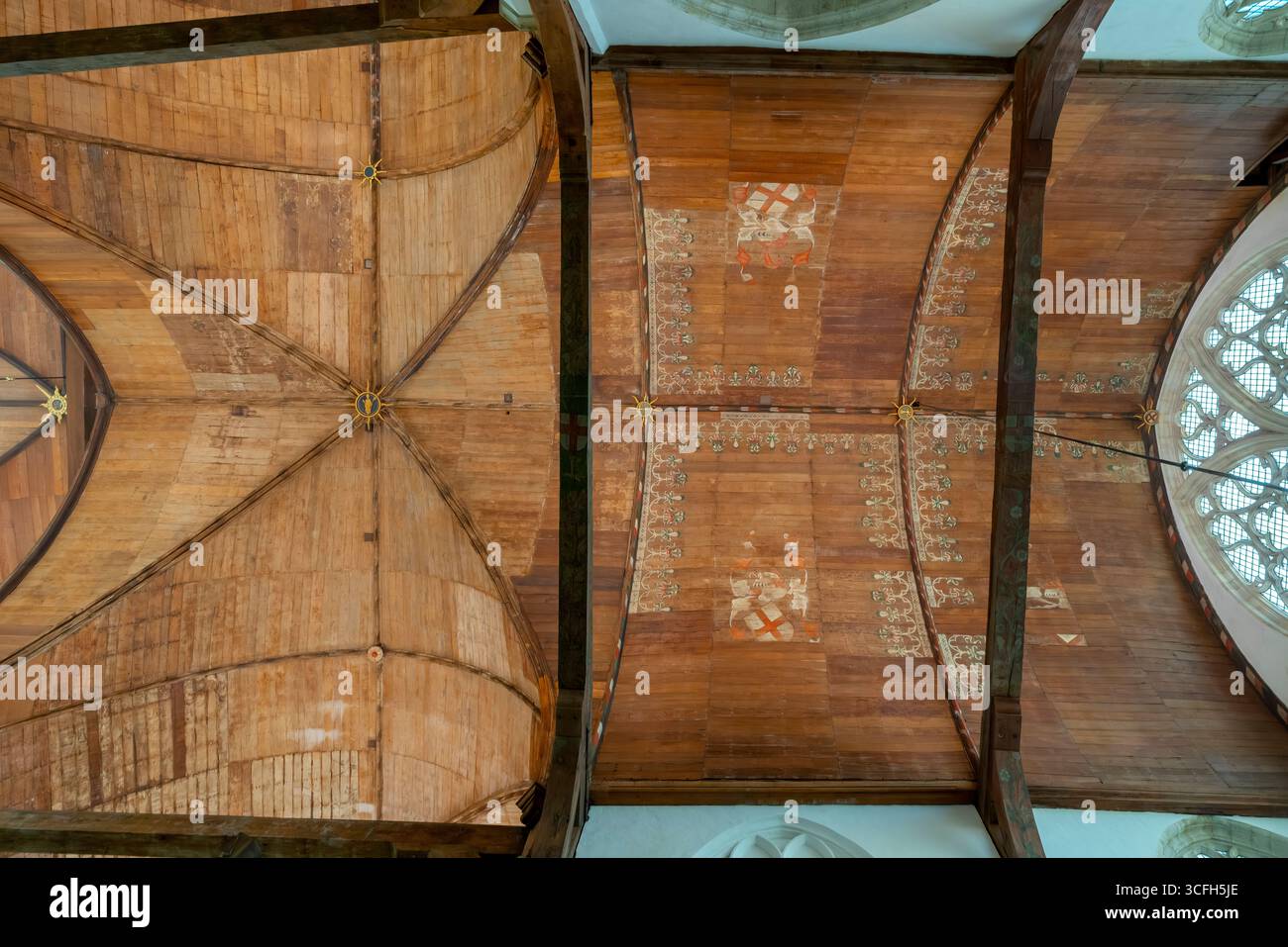 In Oude Kerk in Amsterdam. Reich bemalte Gewölbewappen von Zünften und Familien. Oude Kerk (alte Kirche) ist eine reformierte Kirche in Amsterdam. Stockfoto