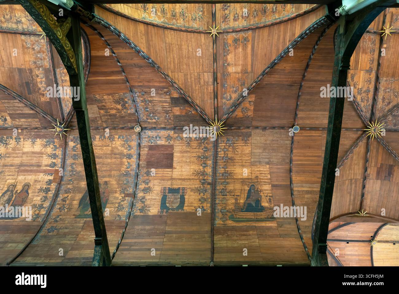 In Oude Kerk in Amsterdam. Reich gemaltes Gewölbe mit Heiligen, Wappen von Zünften und Familien. Oude Kerk (alte Kirche) ist eine reformierte chur Stockfoto