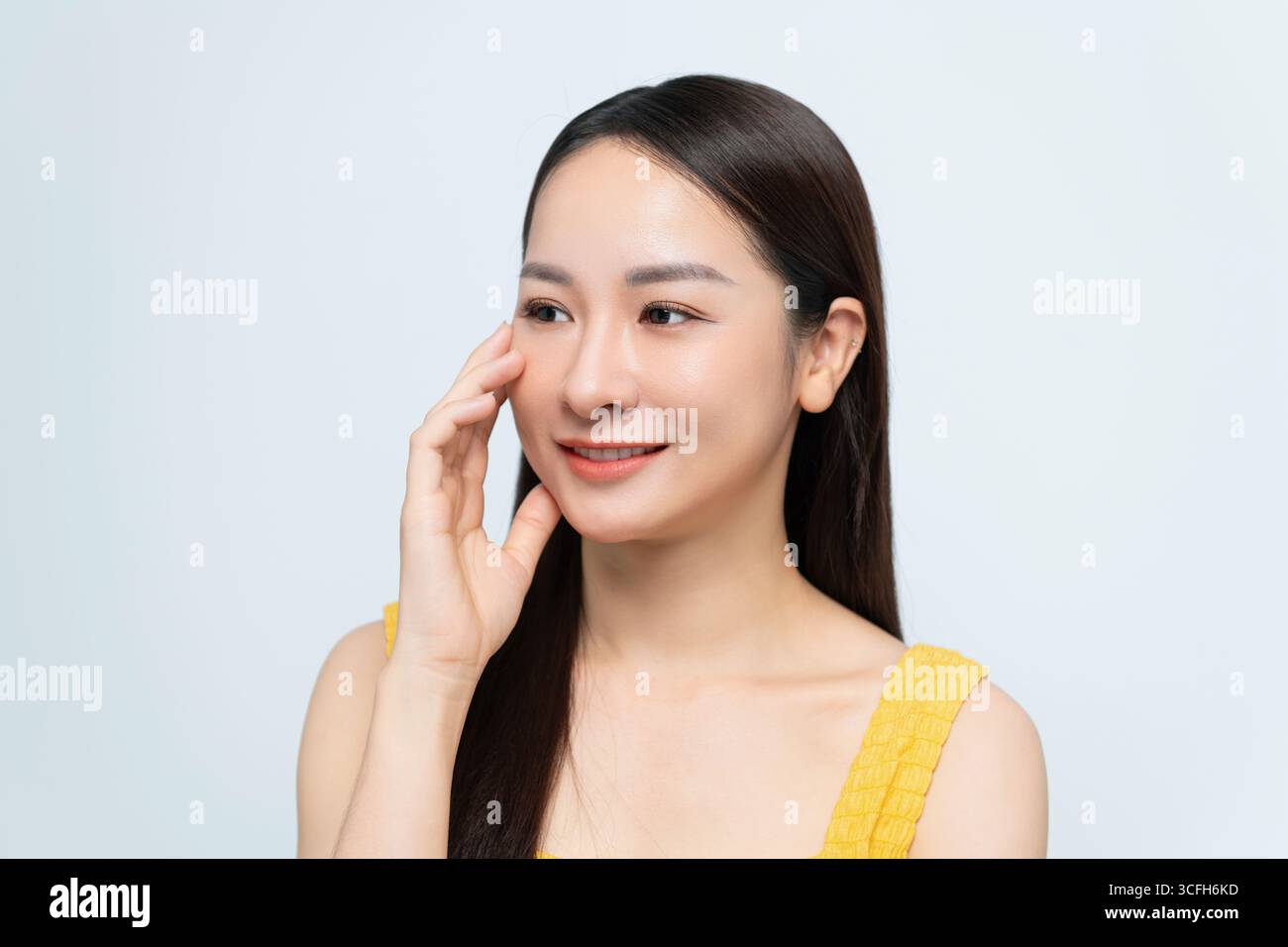 Lächelnde Frau posiert mit der Hand Melden Sie sich in lässigem Outfit an Stockfoto