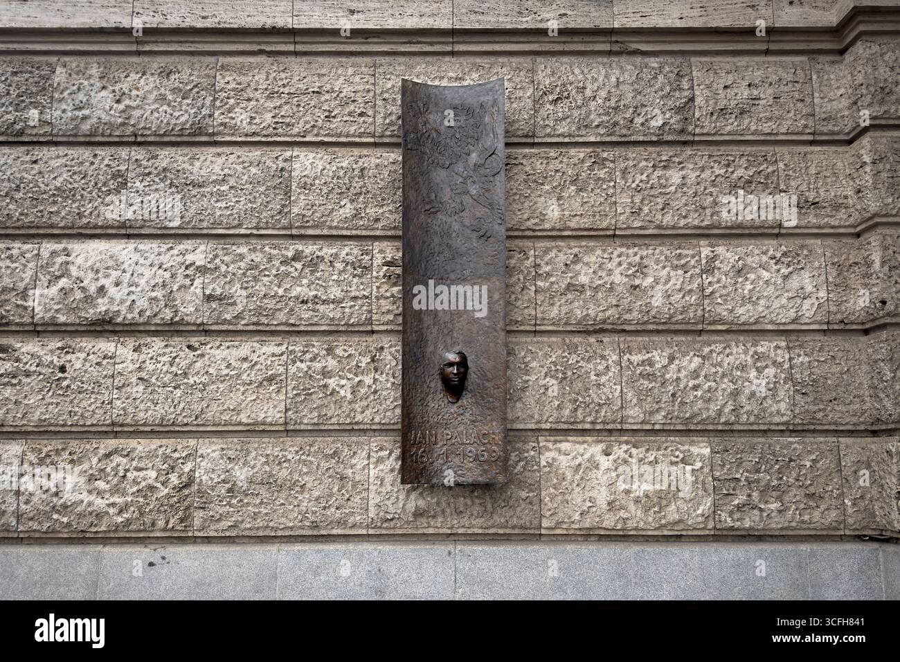 Jan Palach Memorial CZ, Tschechien, Prag, 25.06.2025 Denkmal mit Bronzeguss und Totenmaske von Jan Palach von Olbram Zoubek an der Fassade Philosophische Fakultaet in Prag Tschechien . Der tschechoslowakische Student, Jan Palach 11. August 1948 19. Januar 1969 in Prag hat sich aus Protest gegen die Niederschlagung vom Prager Fruehling Frühling und gegen die Vorherrschaft der Sowjetunion selbst verbrannt en: Denkmal mit Bronzeguss und Totenmaske von Jan Palach von Olbram Zoubek an der Fassade der Philosophischen Fakultät in Prag Tschechien. Der tschechoslowakische Student Stockfoto